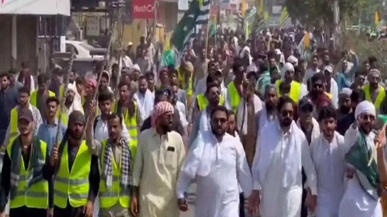 PoK में पाकिस्तानी सेना ने मचाया नरसंहार, शहबाज-मुनीर के खिलाफ प्रदर्शन कर रहे लोगों पर फायरिंग में 9 की मौत, प्रदर्शनकारियों का आज ‘लॉन्ग मार्च’ का ऐलान many people killed in firing pakistan army clash in pok protest against shahbaz sharif govt