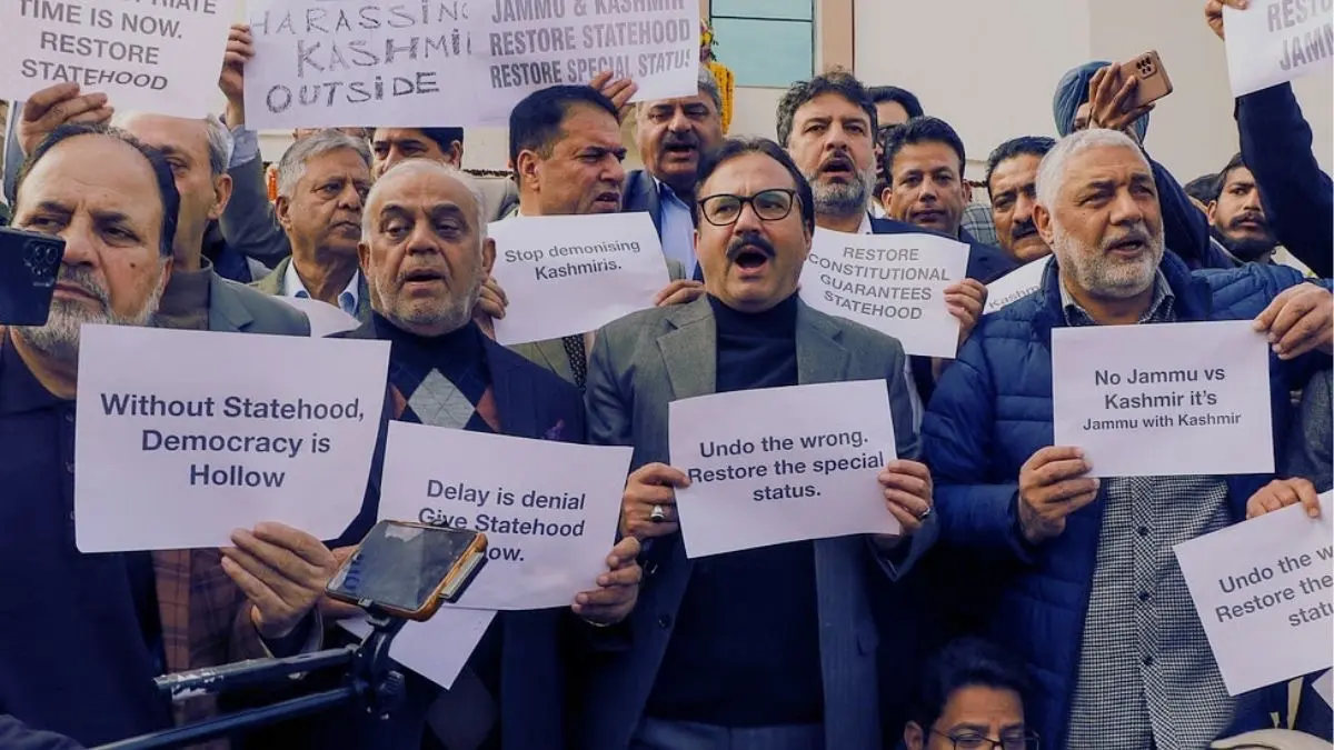 Mirwaiz Invited to NC's Delhi Protest; Srinagar, Jammu Rallies Set Stage for J&K Statehood Restoration Demand Mirwaiz Invited to NC's Delhi Protest; Srinagar, Jammu Rallies Set Stage for J&K Statehood Restoration Demand