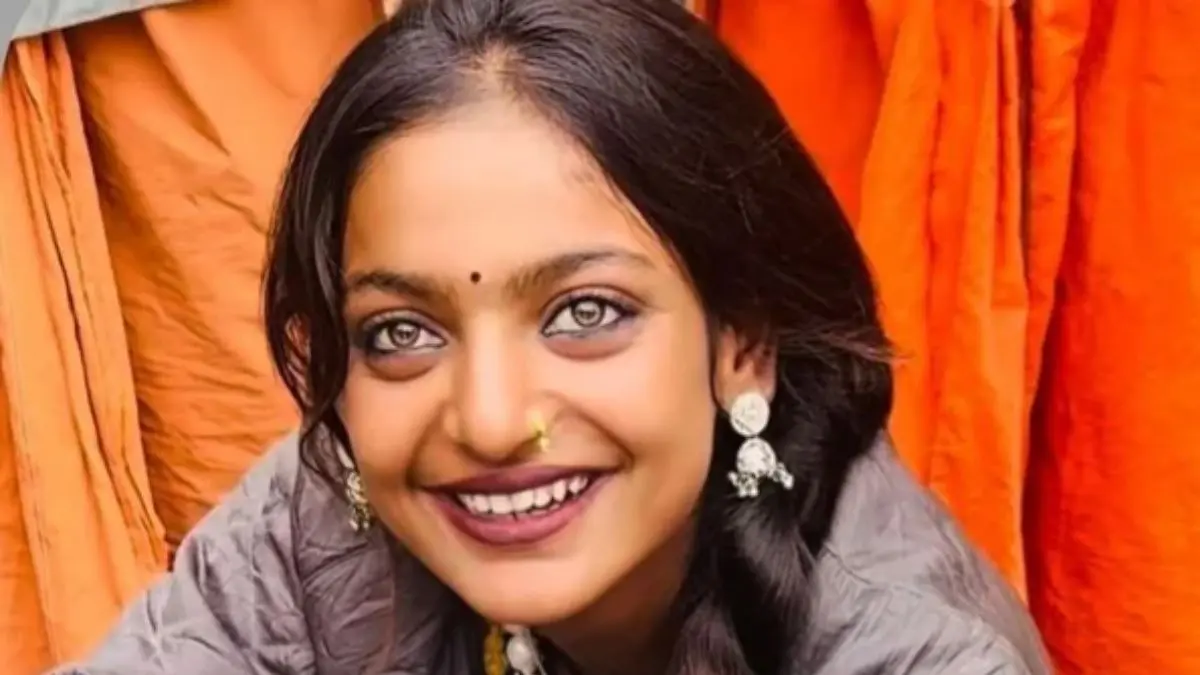 'जहां भी जाती हूं, लोग पीछा करते हैं...', महाकुंभ की 'वायरल गर्ल' मोनालिसा को फिर मिली पुलिस सुरक्षा, हाईकोर्ट ने दिए ये आदेश Monalisa
