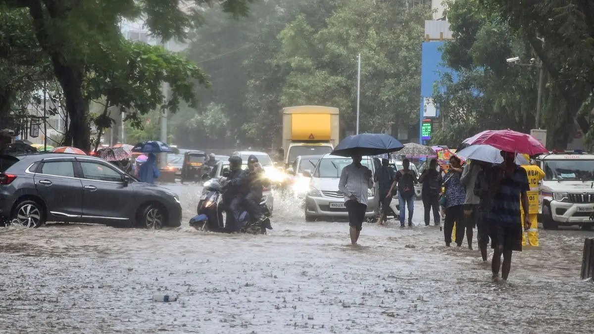सड़कें बनीं दरिया, स्कूल-कॉलेज बंद, फ्लाइट्स ठप... मुंबई में बारिश का कहर, मानसून के रौद्र रूप से अलर्ट मोड पर प्रशासन Mumbai Rain Alert Rains wreak havoc in Mumbai