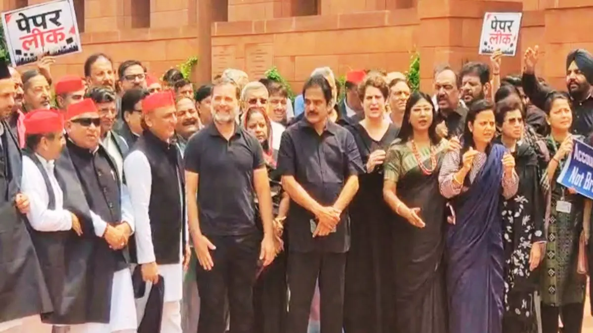 राहुल गांधी से लेकर अखिलेश यादव तक... संसद परिसर में काले कपड़े पहनकर पहुंचे विपक्षी सांसद, जमकर किया हंगामा Opposition MPs Protest in Black Clothes