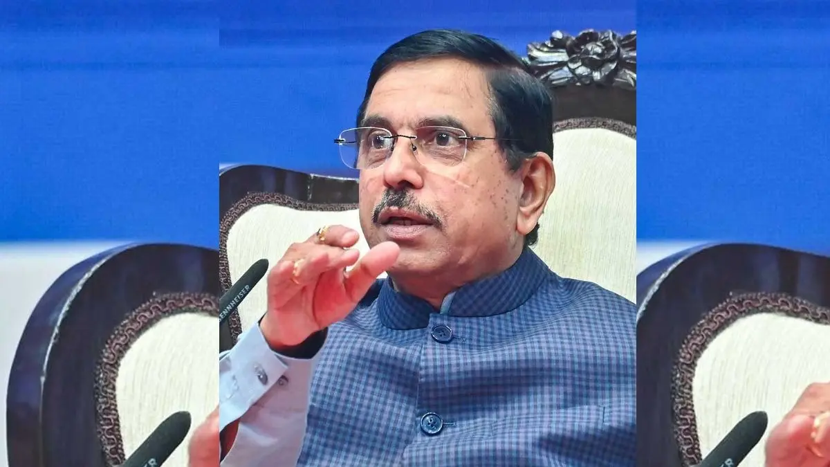 Pralhad Joshi Education Qualification: कितने पढ़े-लिखे हैं देश के नए शिक्षा मंत्री प्रह्लाद जोशी? धर्मेंद्र प्रधान के इस्तीफे के बाद संभाली शिक्षा की कमान Pralhad Joshi Appointed As New Education Minister As President Accepts Dharmendra Pradhan's Resignation