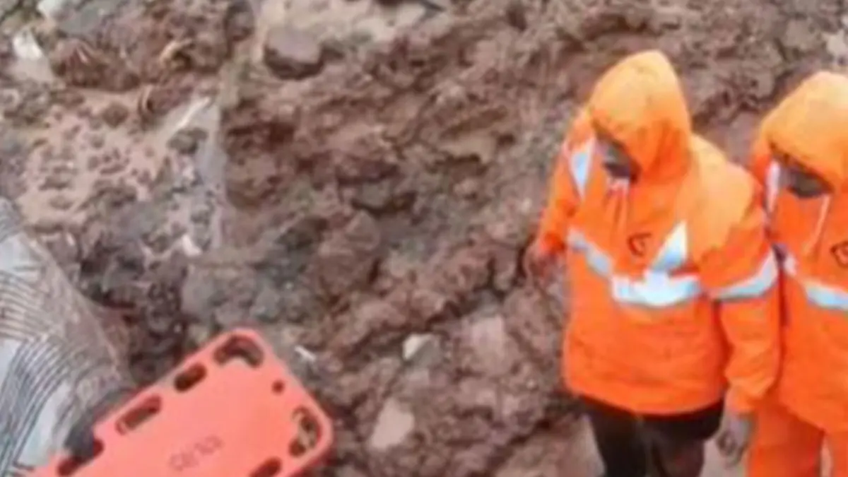 Pune: 1 Dead in Maval Tensil Landslide, 2 More Feared Trapped Pune: 1 Dead in Maval Tensil Landslide, 2 More Feared Trapped