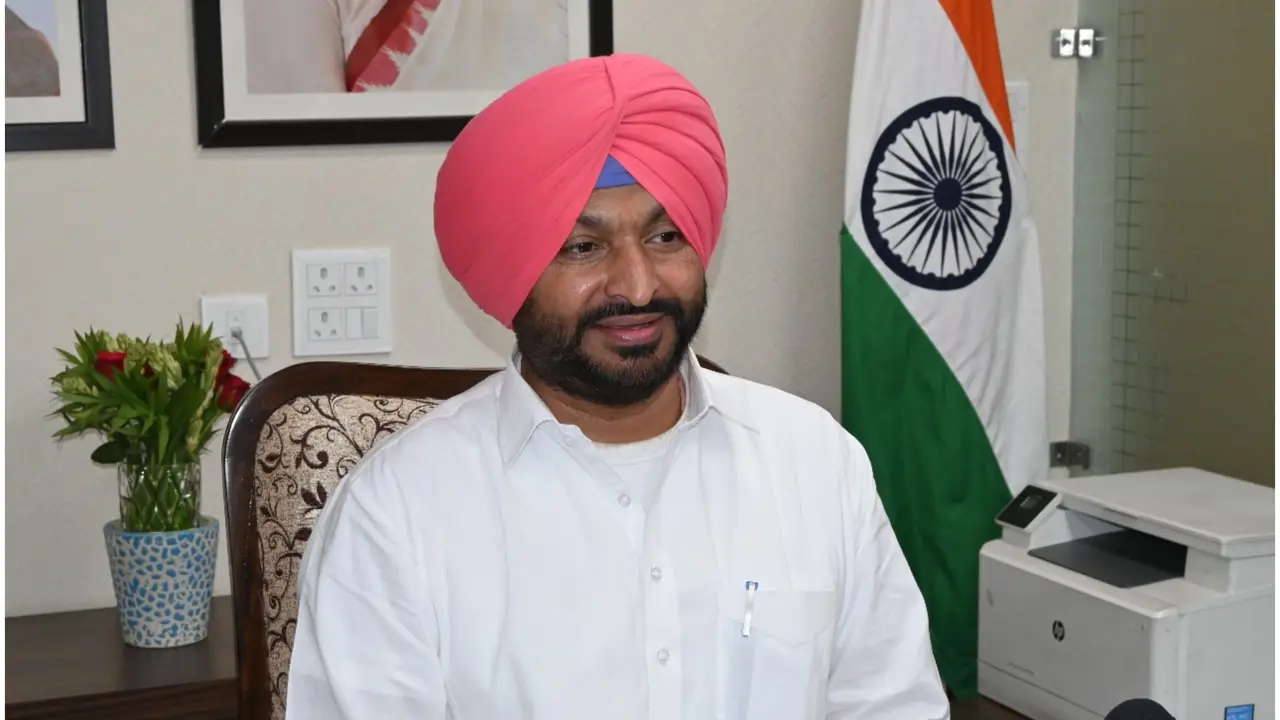 Railways MoS Ravneet Singh Bittu Resigns, Fuelling Buzz Over Contesting Punjab Elections Railways MoS Ravneet Singh Bittu Resigns, Fuelling Buzz Over Contesting Punjab Elections