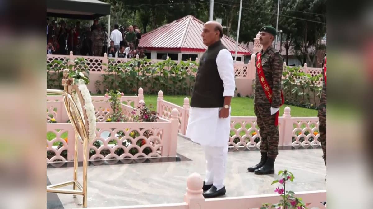 Rajnath Singh Lays Wreath at Kargil War Memorial, Pays Tributes to Bravehearts