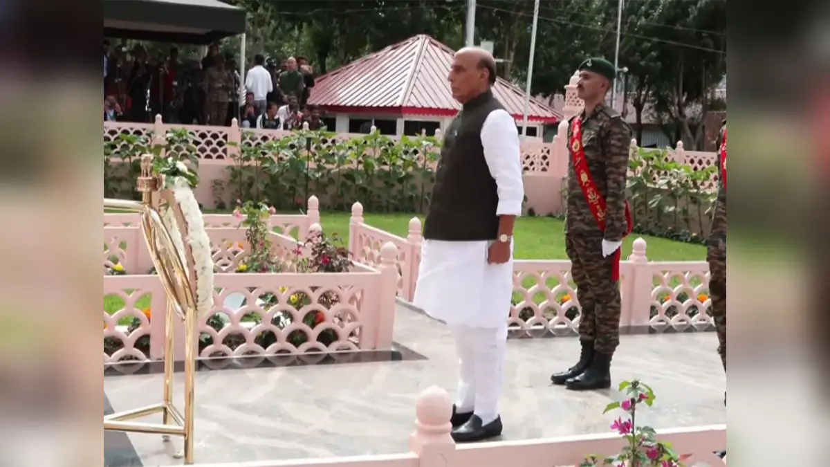 Rajnath Singh Lays Wreath at Kargil War Memorial, Pays Tributes to Bravehearts Rajnath Singh Lays Wreath at Kargil War Memorial, Pays Tributes to Bravehearts