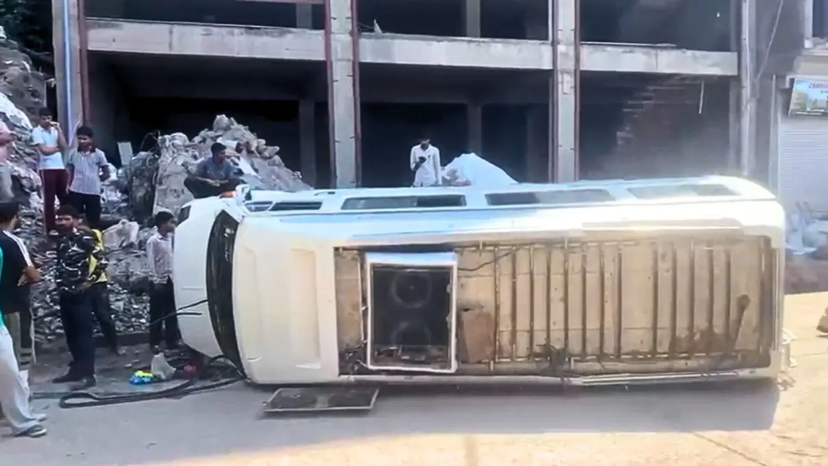 Rajouri Accident: राजौरी में यात्रियों से भरी टेम्पो ट्रैवलर पलटी, हादसे में 20 लोग घायल; अस्पताल में चल रहा इलाज Rajouri Accident