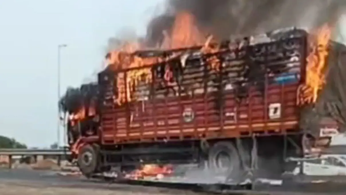रेवाड़ी में NH-48 पर कैंटर और डंपर की टक्कर, कैंटर में लगी भीषण आग; फायर ब्रिगेड की टीम मौके पर मौजूद रेवाड़ी में NH-48 पर कैंटर डंपर से टकराया, लगी भीषण आग