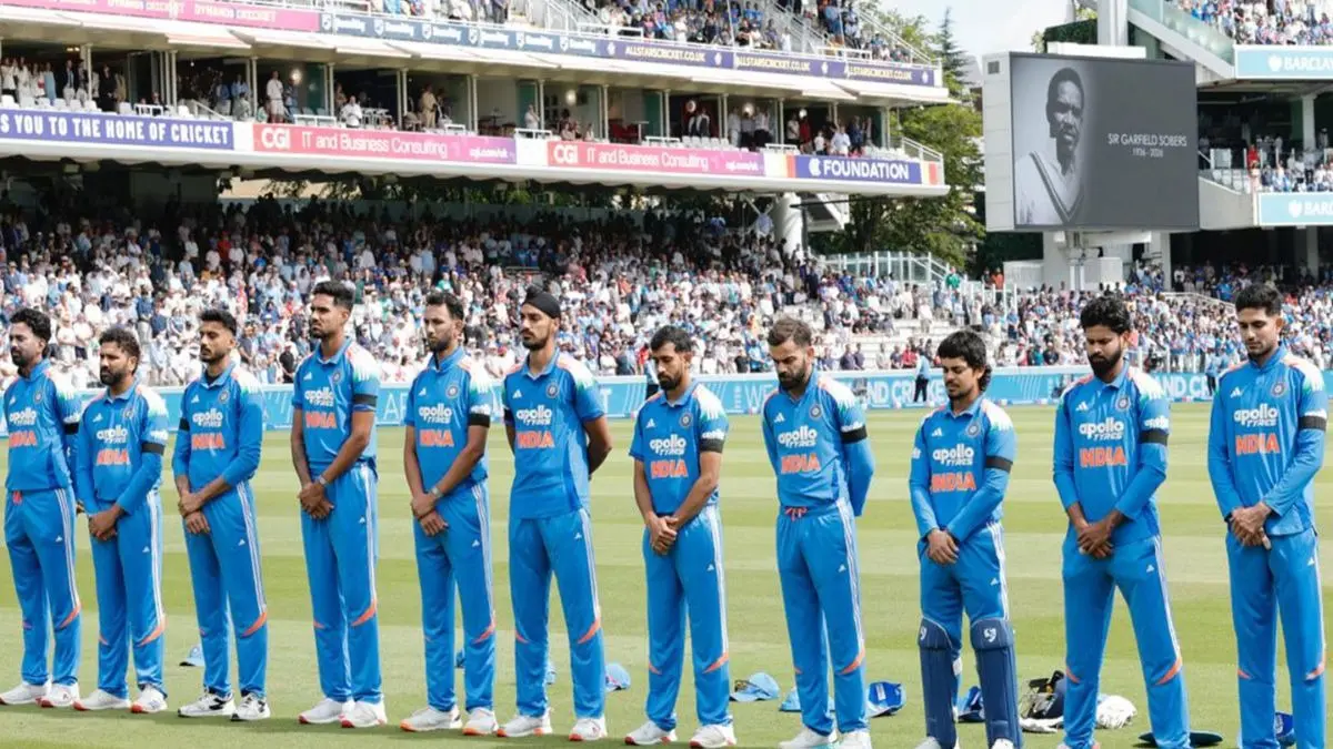 ENG vs IND: लॉर्ड्स वनडे में काली पट्टी बांधकर क्यों उतरी टीम इंडिया? जानें क्या है पीछे की असल कहानी Team India wears black armbands to honour Sir Garfield Sobers in decisive Lord's ODI