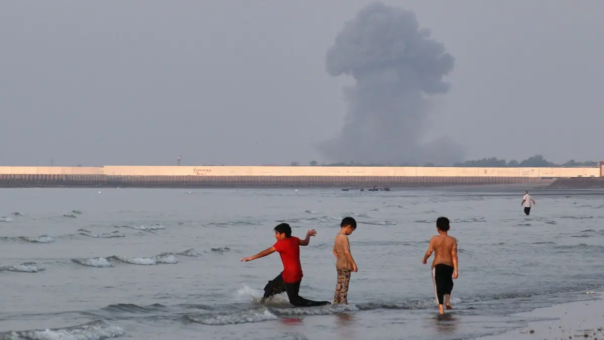 US Launches New Strikes On Iran Hours After Trump Announces 20% Cargo Fee For Strait Of Hormuz Passage US Launches New Strikes On Iran Hours After Trump Announces 20% Cargo Fee For Strait Of Hormuz Passage