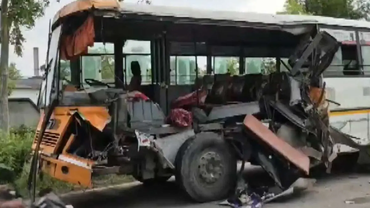 Uttar Pradesh: 1 Dead, Several Injured in Bus-Tractor Trolley Collision in Bahraich Uttar Pradesh: 1 Dead, Several Injured in Bus-Tractor Trolley Collision in Bahraich
