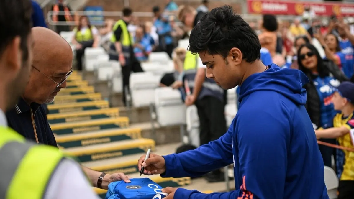 Vaibhav Sooryavanshi Controls Laughter as Fan Hilariously Calls His Name in Tamil During 1st T20I vs England | WATCH VIDEO Vaibhav Sooryavanshi