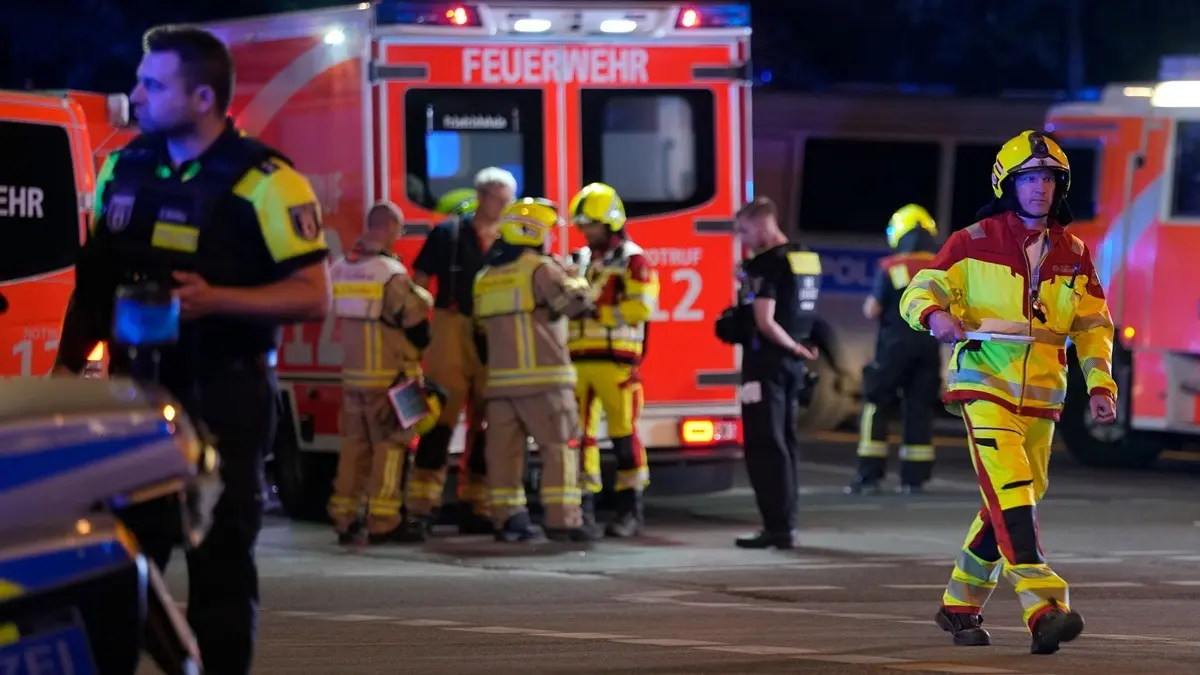 Van Crashes Into LGBTQ+ Crowd At Berlin Pride, Killing 1 And Injuring 15 Near Tiergartan Van Crashes Into LGBTQ+ Crowd At Berlin Pride, Killing 1 And Injuring 15 Near Tiergartan