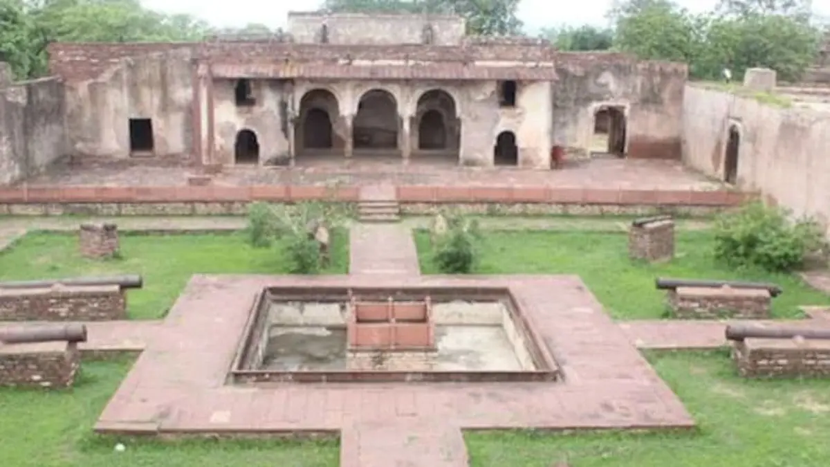 Wrapped In Mattresses, Pushed 3000 Feet Downhill: How Thieves Stole 400-Year-Old Cannon Weighing 3,500 Kg From Historic Narwar Fort Wrapped In Mattresses, Pushed 3000 Feet Downhill: How Thieves Stole 400-Year-Old Cannon Weighing 3,500 Kg From Historic Narwar Fort In MP