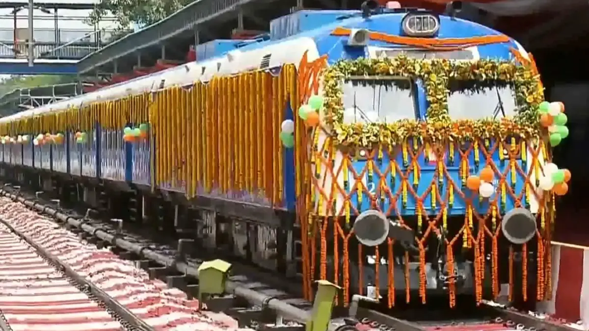 'Zero Pollution, Excellent Pickup': Pilots And Students Hail Indigenous Tech As India Launches First Hydrogen-Powered Train 'Zero Pollution, Excellent Pickup': Pilots And Students Hail Indigenous Tech As India Launches First Hydrogen-Powered Train