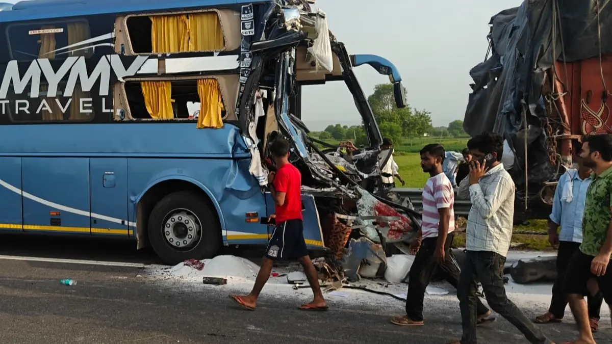 1 Dead, Several Injured as Bus Crashes into Truck on Delhi-Mumbai Expressway in Dausa 1 Dead, Several Injured as Bus Crashes into Truck on Delhi-Mumbai Expressway in Dausa