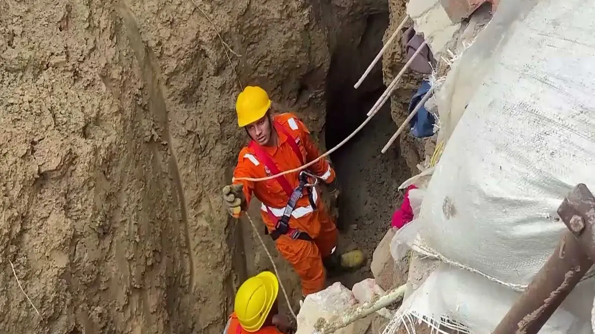16-Year-Old Girl Falls Into Borewell After Soil Collapse in Kanpur; JCB, Fire Teams Deployed for Rescue 16-Year-Old Girl Falls Into Borewell After Soil Collapse in Kanpur; JCB, Fire Teams Deployed for Rescue