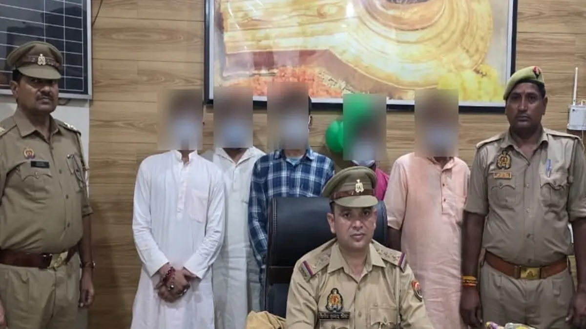 5 Arrested for Allegedly Misbehaving with Pilgrims, Extorting Money near Kashi Vishwanath Temple 5 Arrested for Allegedly Misbehaving with Pilgrims, Extorting Money near Kashi Vishwanath Temple