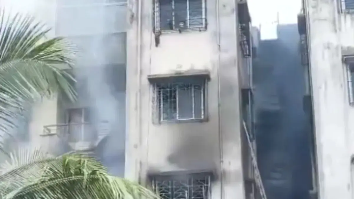 65-Year-Old Woman Killed in Howrah Apartment Fire, 12 Rescued 65-Year-Old Woman Killed in Howrah Apartment Fire, 12 Rescued