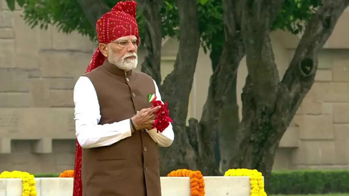 80th Independence Day: PM Modi Pays Tribute to Mahatma Gandhi at Rajghat 80th Independence Day: PM Modi Pays Tribute to Mahatma Gandhi at Rajghat