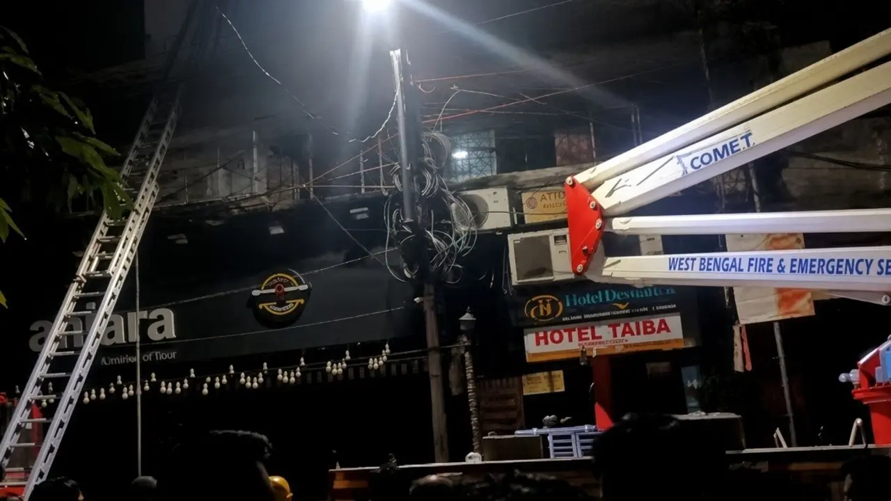 Breaking: कोलकाता के होटल शिखा में लगी भीषण आग, 9 बांग्लादेशी नागरिकों की जलकर मौत, कई लोग बुरी तरह झुलसे 9 Bangladeshi Nationals, Including Child, Killed In Tragic Overnight Hotel Fire in Kolkata's Mirza Ghalib Street