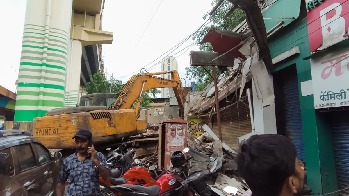 कापूरबावड़ी जंक्शन स्थित करोड़ों की संपत्ति पर बिना नोटिस कार्रवाई का आरोप, नागरिकों ने की न्याय की मांग Allegation of action taken against property in Kapurbawdi without notice