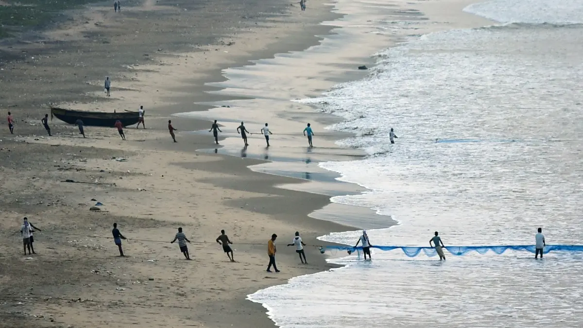 Andhra Pradesh: 8 Fishermen Missing After Setting Out from Odalarevu in Konaseema Andhra Pradesh: 8 Fishermen Missing After Setting Out from Odalarevu in Konaseema