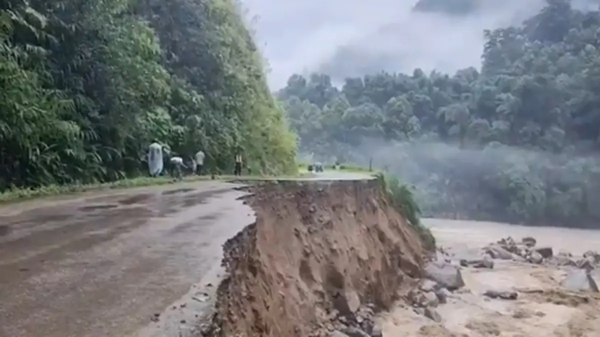 Arunachal Pradesh: 3 Dead, 1 Trapped After Massive Landslide Hits Road-Cutting Site In Upper Subansiri Arunachal Pradesh: 3 Dead, 1 Trapped After Massive Landslide Hits Road-Cutting Site In Upper Subansiri
