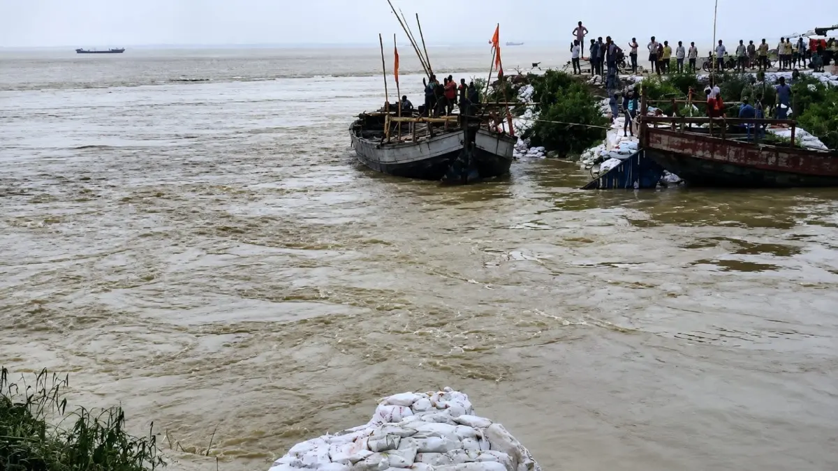 Bihar Boat Tragedy: 6 Labourers Missing After Boat Capsizes in Bhagalpur’s Naugachia Bihar Boat Tragedy: 6 Labourers Missing After Boat Capsizes in Bhagalpur’s Naugachia