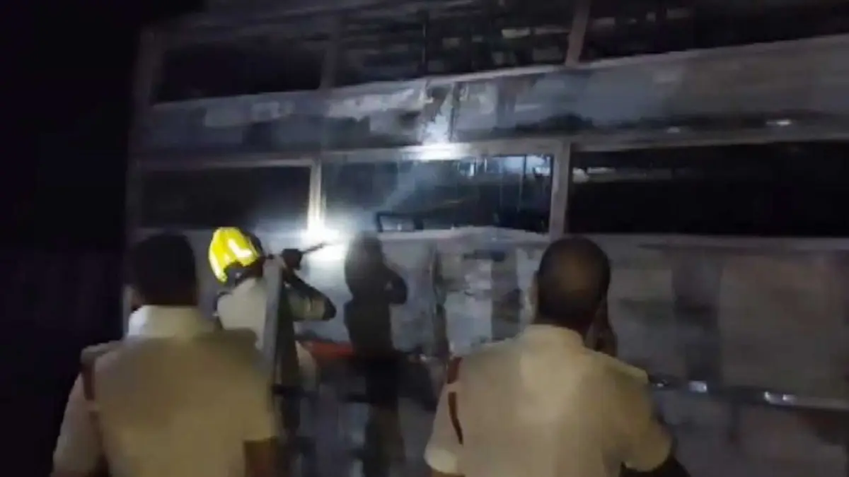 Bihar: Bus Catches Fire on NHh-27 Overbridge in Muzaffarpur, 35 Passengers Evacuated Bihar: Bus Catches Fire on NHh-27 Overbridge in Muzaffarpur, 35 Passengers Evacuated