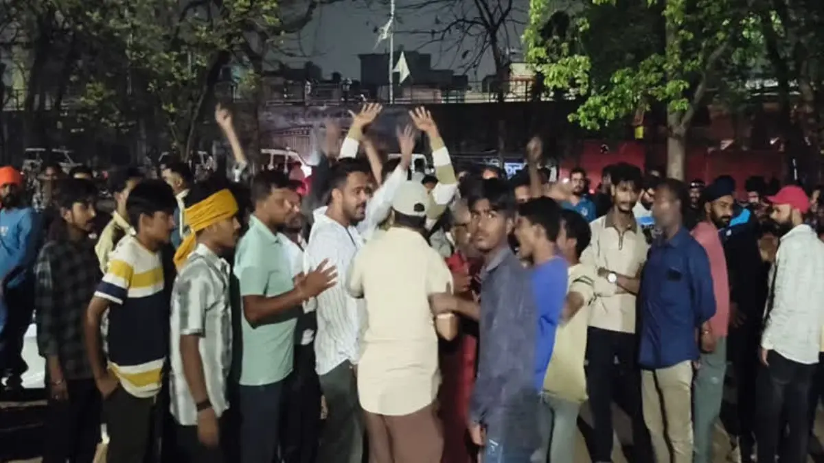 Bilaspur Clash: Stone-Pelting Breaks Out Between 2 Groups, Police Deployed to Control Situation Bilaspur Clash: Stone-Pelting Breaks Out Between 2 Groups, Police Deployed to Control Situation