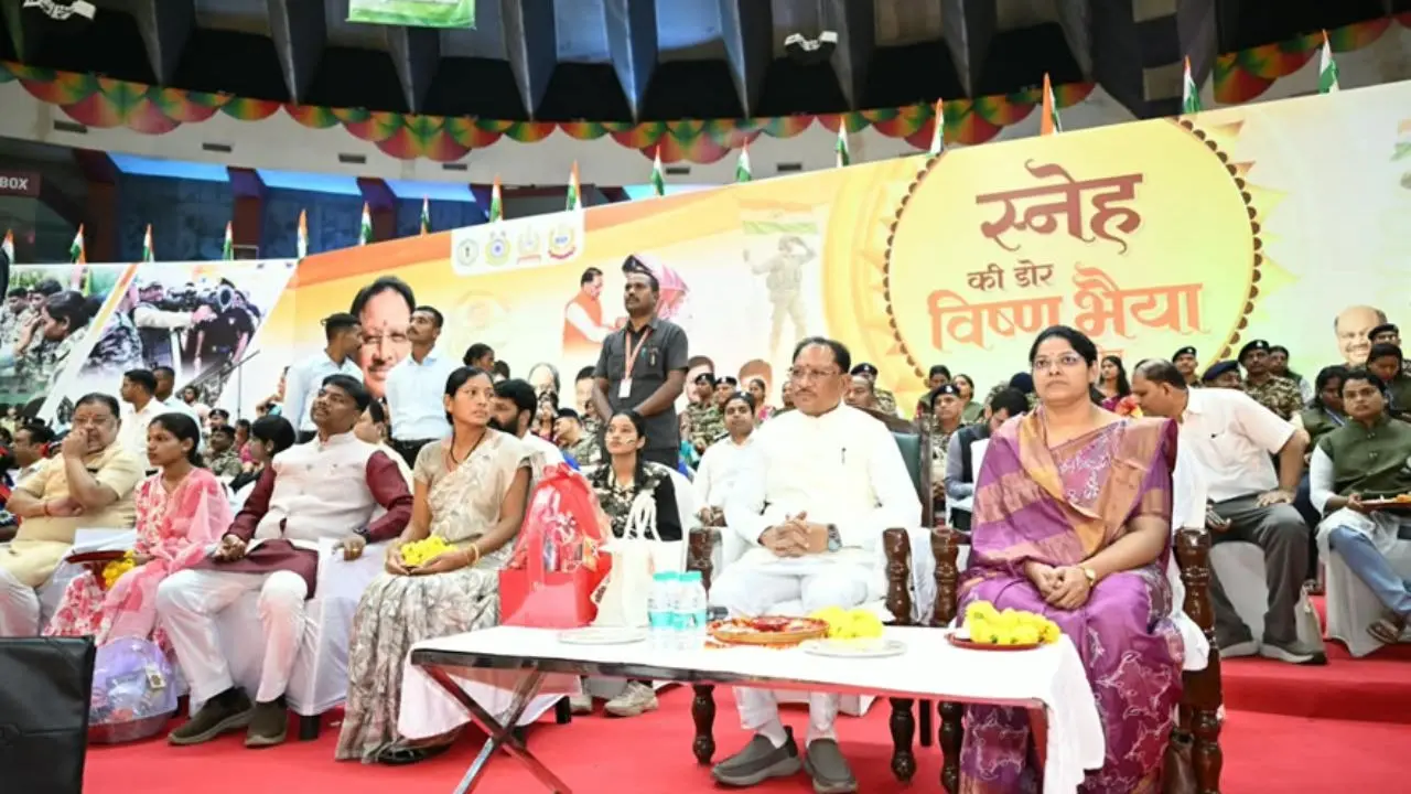 नक्सलवाद के अंत से बहनों को मिला सुरक्षा और विश्वास का सबसे बड़ा उपहार: मुख्यमंत्री विष्णु देव साय CM साय ने रायपुर जिले के पांच अभिनव प्रोजेक्ट्स का किया शुभारंभ