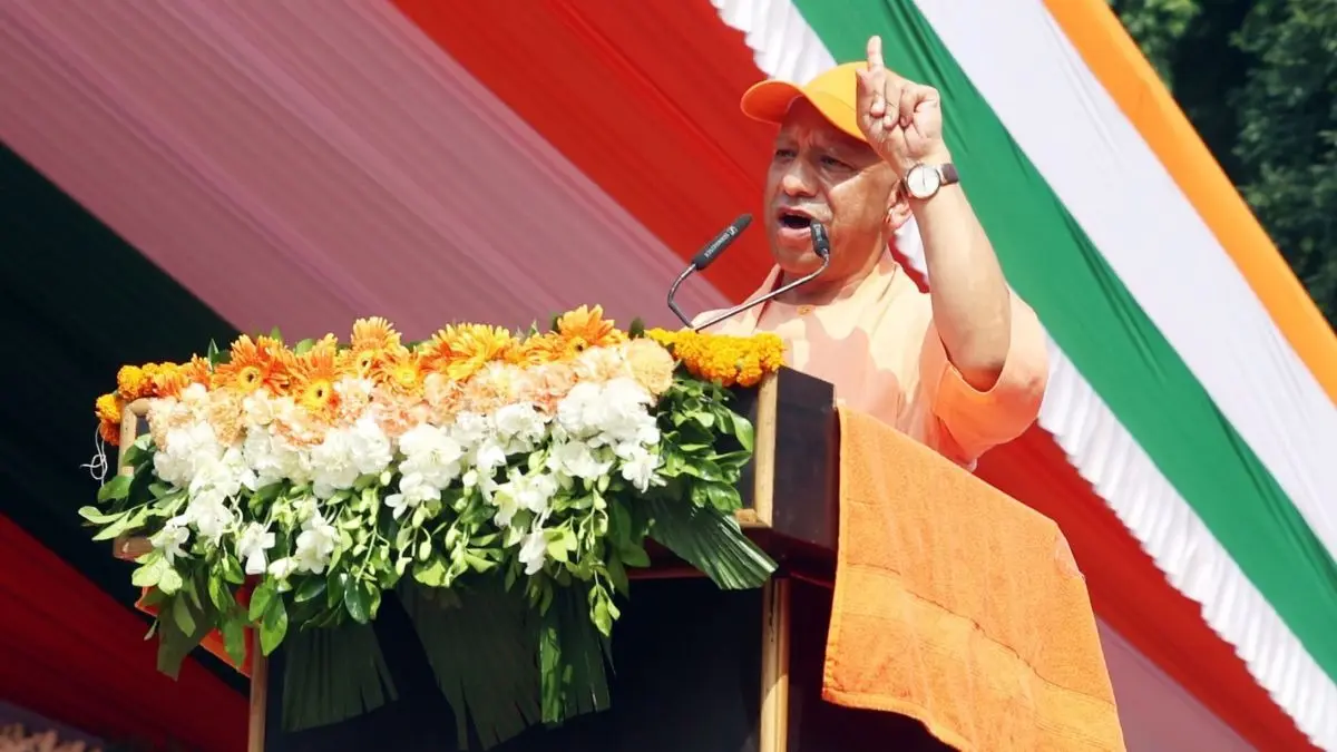 अब यह नहीं चलेगा कि रहेंगे हिंदुस्तान में और...तिरंगा यात्रा में CM योगी का लाउड एंड क्लियर मैसेज, बोले- वंदे मातरम का अपमान बर्दाश्त नहीं CM Yogi