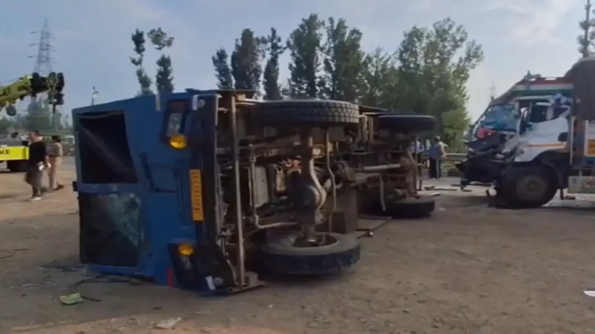 CRPF Bunker Vehicle Overturns After Collision With Truck in Qazigund; 5 Personnel Injured CRPF Bunker Vehicle Overturns After Collision With Truck in Qazigund; 5 Personnel Injured