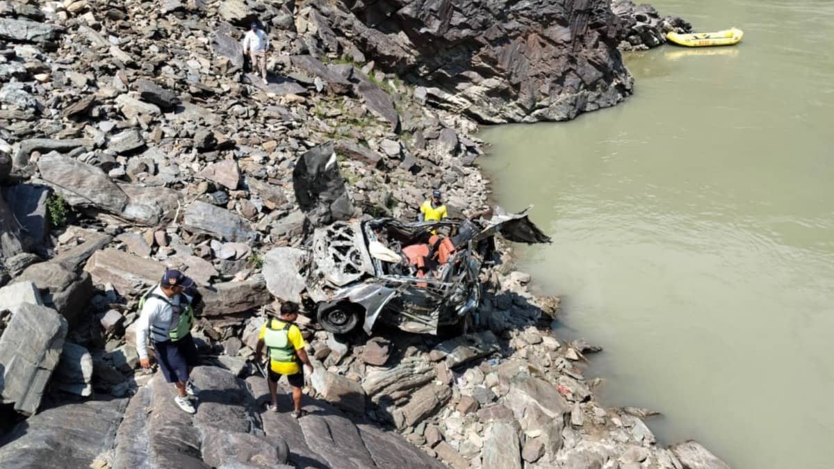 Dehradun: 5 Injured After Car Plunges into Gorge near Lalpul; SDRF Conducts Rescue Operation