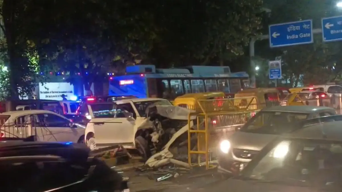 Delhi AAP MLA Anil Jha And Karnataka BJP MLA Abhay Patil Injured After Two Cars Collided Near ITO In Delhi Delhi AAP MLA Anil Jha And Karnataka BJP MLA Abhay Patil Injured After Two Cars Collided Near ITO In Delhi