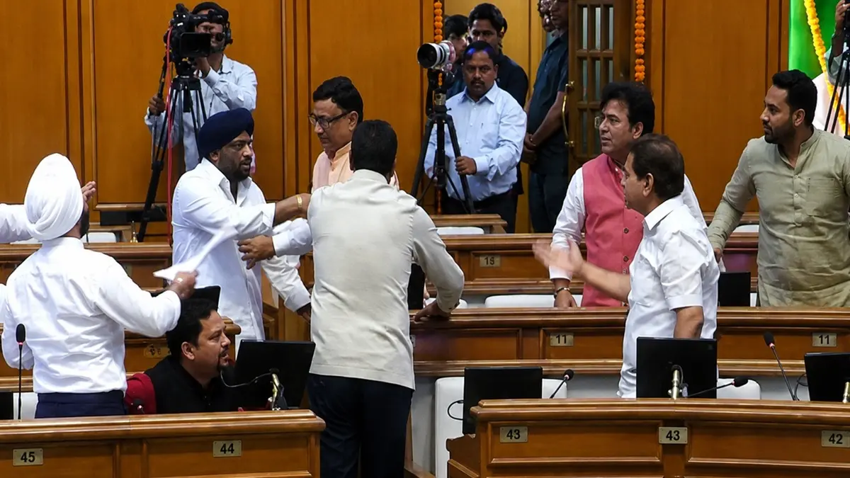 Delhi: विधानसभा में जमकर बवाल, दवा घोटाले को लेकर AAP और BJP विधायक भिड़े, तीखी नोंकझोंक के बीच स्वास्थ्य मंत्री का मांगा इस्तीफा Delhi Assembly