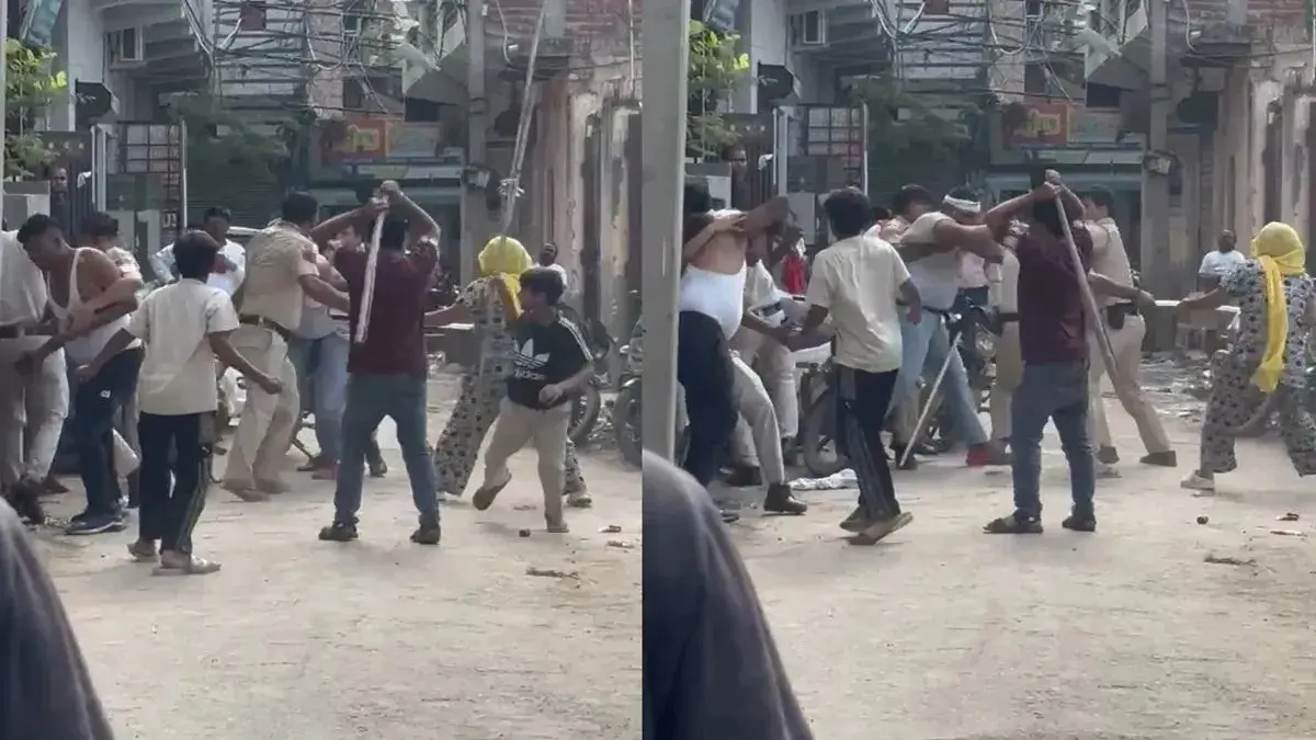 Delhi Cops Attacked With Chilli Powder, Bricks And Sticks in Mukundpur; 3 Injured Delhi Cops Attacked With Chilli Powder, Bricks And Sticks in Mukundpur; 3 Injured