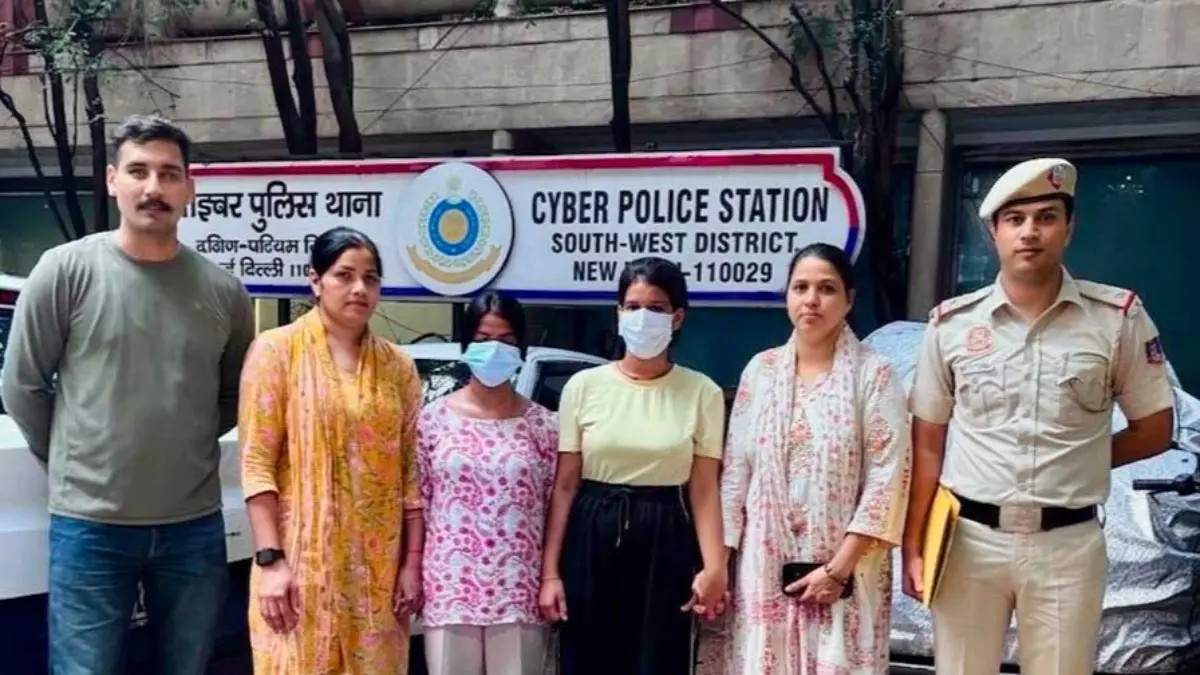 Delhi Police Arrest 2 Women for Alleged Theft, Cheating Senior Citizen of Rs 1.30 Lakh Through Dating App Delhi Police Arrest 2 Women for Alleged Theft, Cheating Senior Citizen of Rs 1.30 Lakh Through Dating App