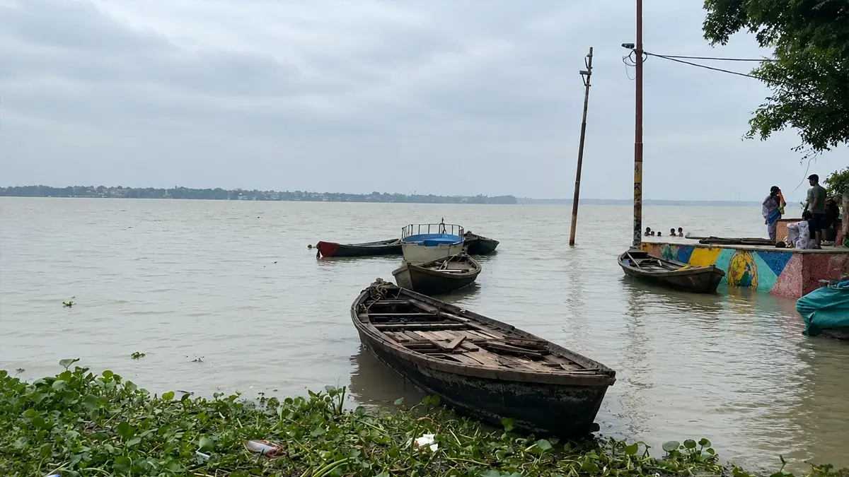 Flood Situation Worsens in Prayagraj; Jhunsi-Jaunpur Main Road Submerged, Over 20 Villages Face Connectivity Crisis Flood Situation Worsens in Prayagraj; Jhunsi-Jaunpur Main Road Submerged, Over 20 Villages Face Connectivity Crisis