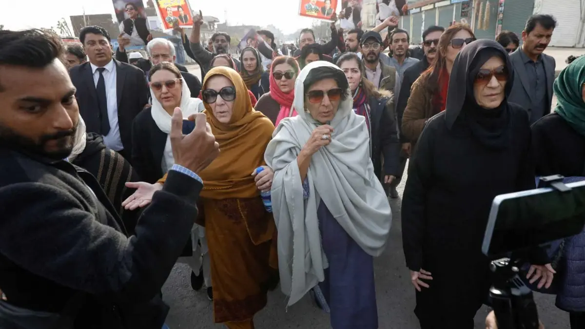 Former Pakistan PM Imran Khan's Sister Noreen Meets Him at Adiala Jail After 9 Months Former Pakistan PM Imran Khan's Sister Noreen Meets Him at Adiala Jail After 9 Months