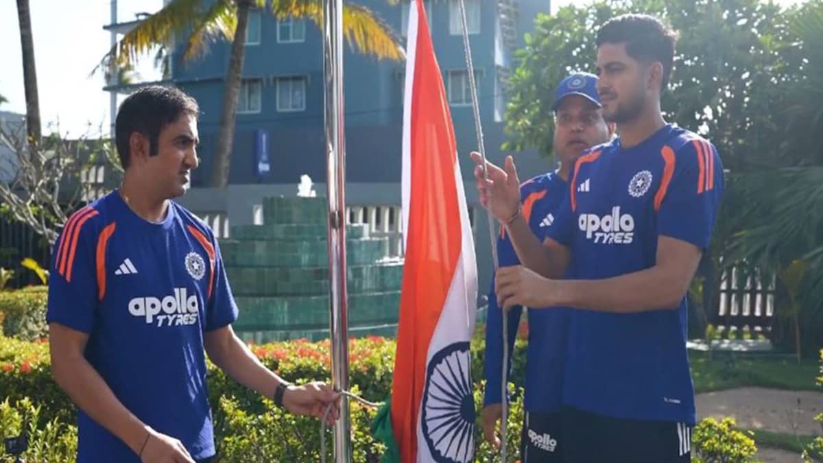 Gautam Gambhir and Shubman Gill hoisting the Indian flag in Galle