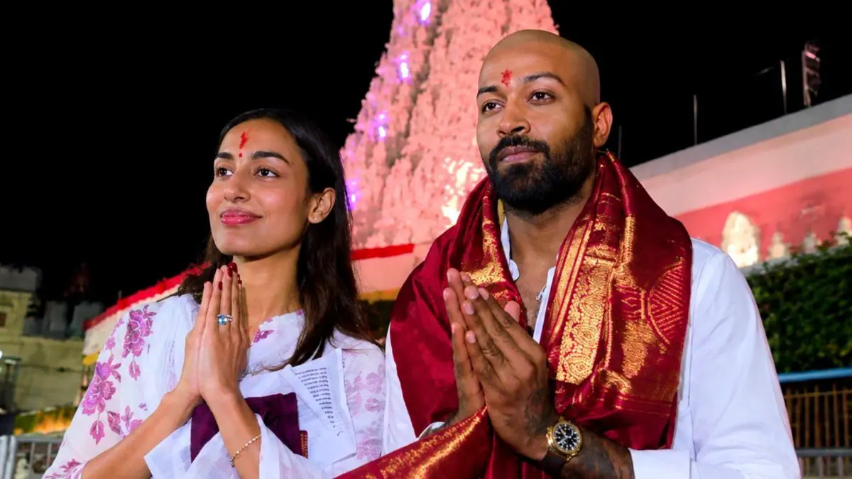 हार्दिक पांड्या का नया अवतार, सिर मुंडवाकर गर्लफ्रेंड के साथ पहुंचे वेंकटेश्वर स्वामी मंदिर; PHOTOS Hardik Pandya goes bald offers prayers at Venkateswara Swamy temple with girlfriend Mahieka