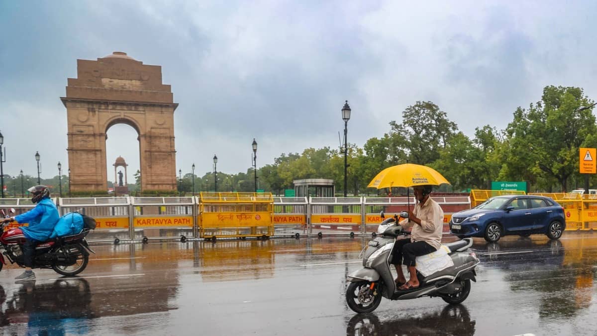 Heavy Downpour Lashes Delhi-NCR; IMD Issues Red Alert as Severe Waterlogging Snarls Traffic