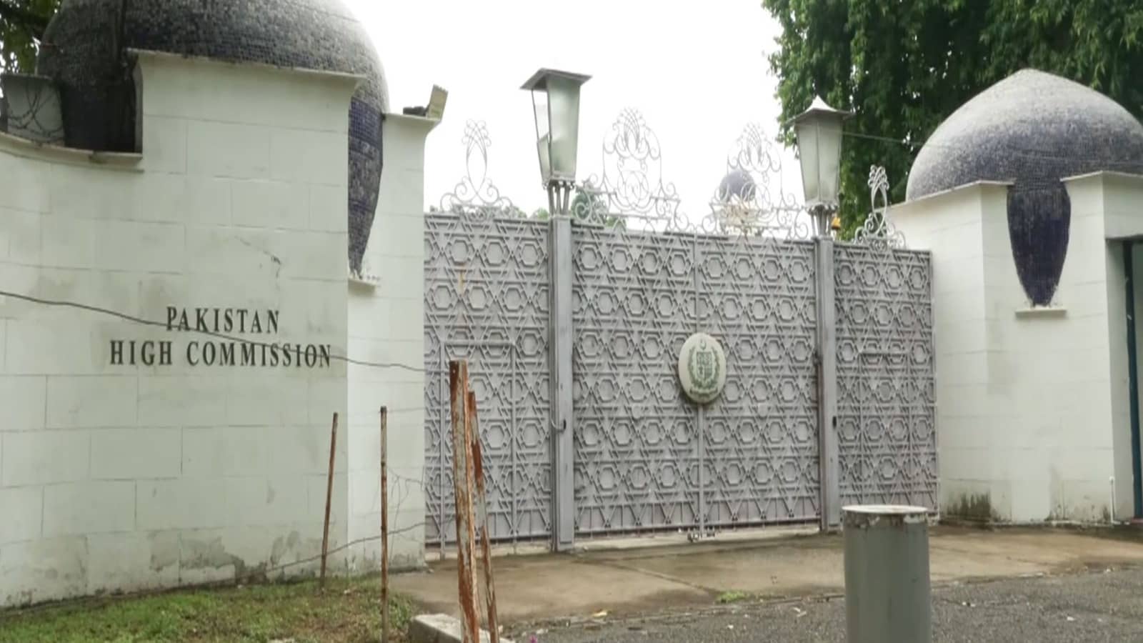 India Responds to Pakistan Removing Bolsters Outside Indian HC in Islamabad; Queue Liner at Pak HC in Delhi Removed