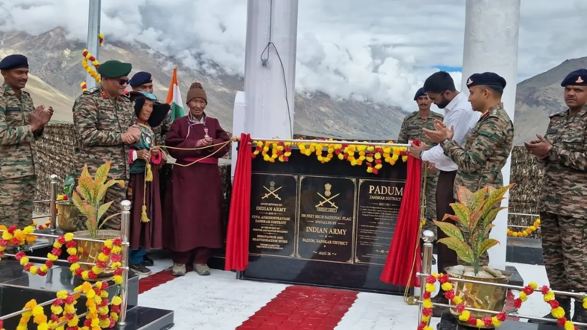 Indian Army Hoists Majestic 100-Foot National Flag in Zanskar Ahead of Independence Day Indian Army Hoists 100-Foot Flag in Zanskar Ahead of Aug 15