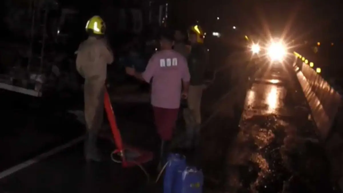 J-K: Fire Breaks Out After Head-On Collision Between 2 Tankers near Udhampur J-K: Fire Breaks Out After Head-On Collision Between 2 Tankers near Udhampur