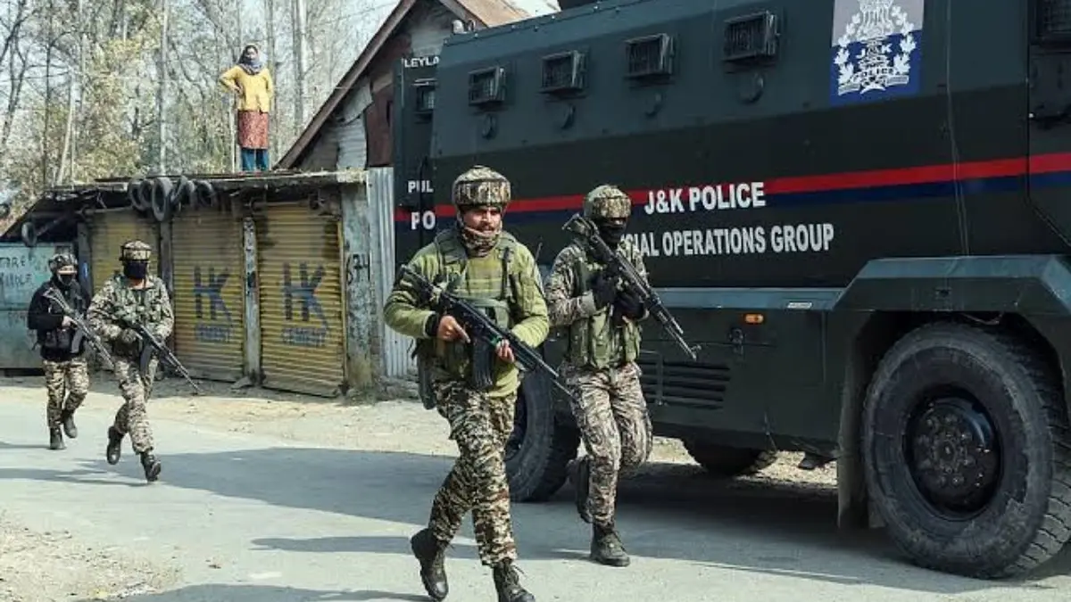 J-K Police, Army and CRPF Apprehend 6 Terror Associates in Two Separate Operations in Shopian J-K Police, Army and CRPF Apprehend 6 Terror Associates in Two Separate Operations in Shopian