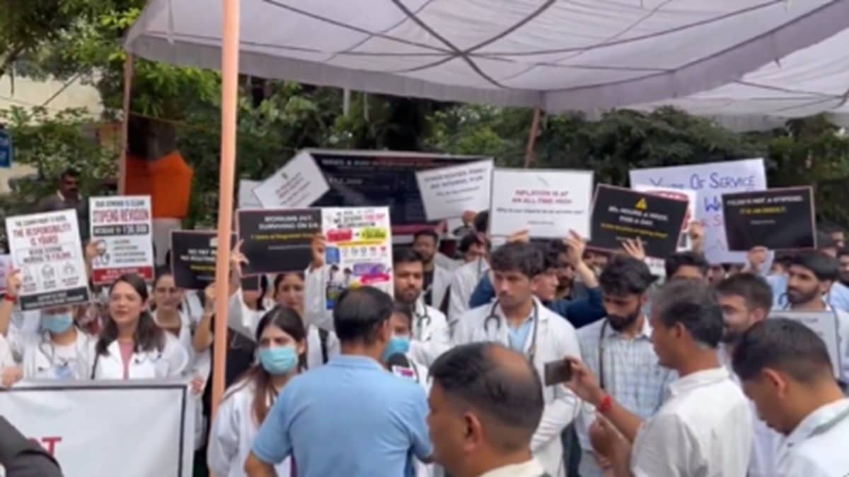 Jammu And Kashmir Medical Interns Go On Indefinite Strike Over Low Stipend, Demand Hike To Rs 30,000