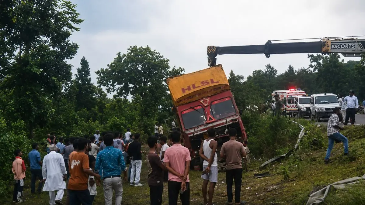 झारखंड में भीषण सड़क हादसा, कंटेनर से टकराया ऑटो; 6 लोगों की मौत झारखंड में भीषण सड़क हादसा, कंटेनर से टकराया ऑटो, 7 लोगों की मौत